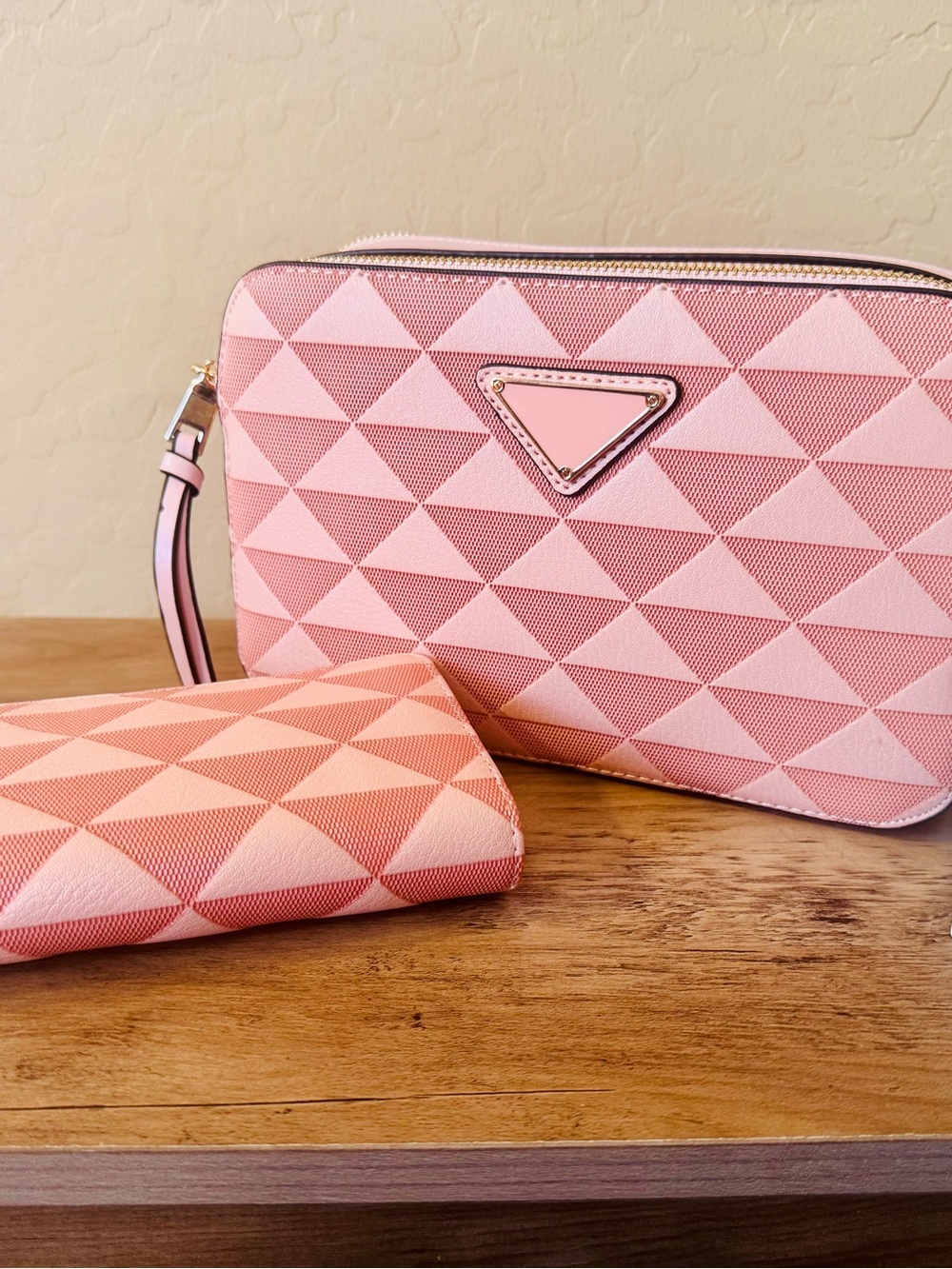 Textured Pink Geometric Crossbody Bag and Wallet Set with Glitter Strap NWT - Picture 9 of 9
